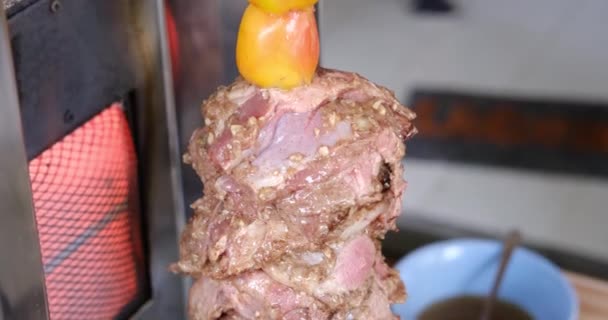 Shawarma tradicional o kebab cocinar a la parrilla. Snack árabe Levantino popular — Vídeos de Stock