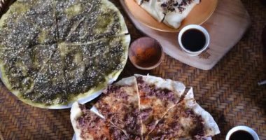 Orta doğu ya da Arap yemekleri ve çeşitli mezeler: humus, pita, Manakish Lahm Bi Ajeen - Kıyma ve Fatayer dolgulu turta ile kaplı flatekpler. Kutsal yemek.
