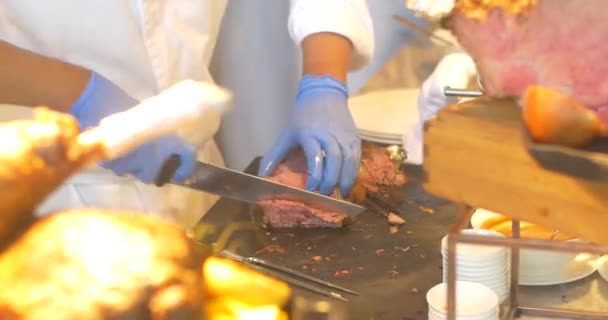 Chef tallar rebanada de carne asada y servir en un plato a un invitado. Servicio de catering durante bodas, eventos o reuniones de negocios — Vídeos de Stock