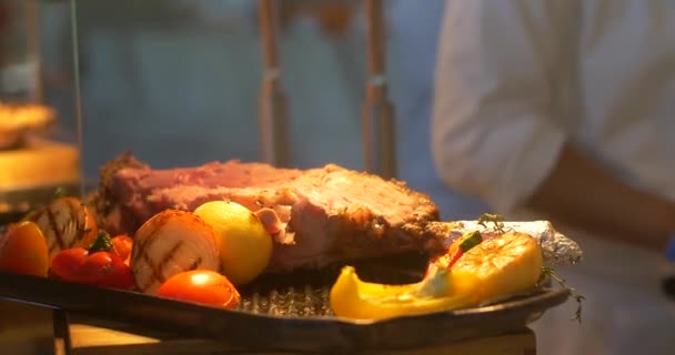 Deliziosa coscia di agnello arrosto. Chef che intaglia carne durante la ristorazione a buffet per matrimoni o eventi aziendali — Video Stock