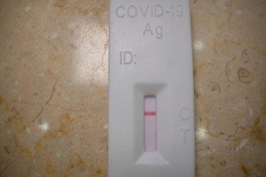 Makro, ışık arka planında SARS COV hızlı antijen testini kapat. Coronavirus krizi. Genel salgın.