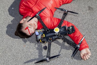 Güzel kadın kaldırımda yalan dron tarafından saldırıya