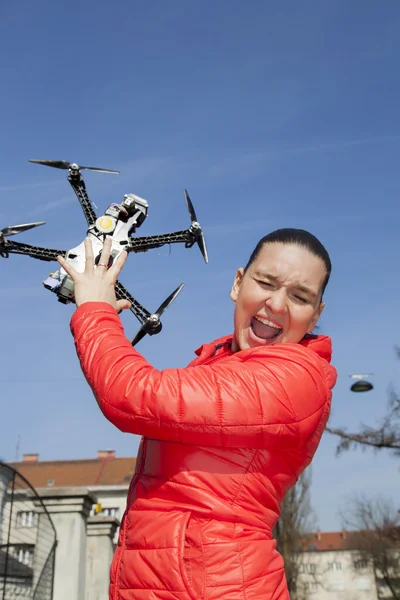 Mooie jonge vrouw even voor drone aanval — Stockfoto