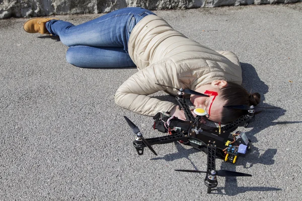 Mujer bonita atacada por un dron tirado en la acera — Foto de Stock