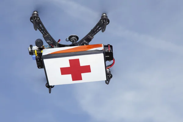 Drone quadrocopter vervoer geval met medische benodigdheden — Stockfoto