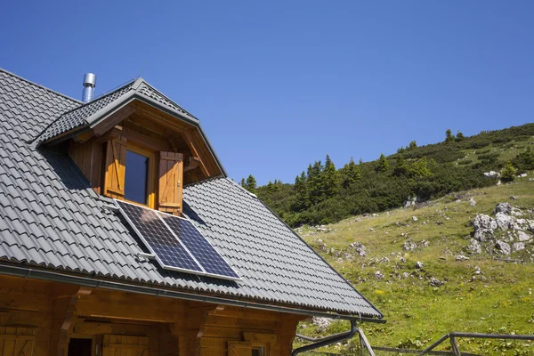 Cabaña de montaña con paneles solares Fotos de stock libres de derechos