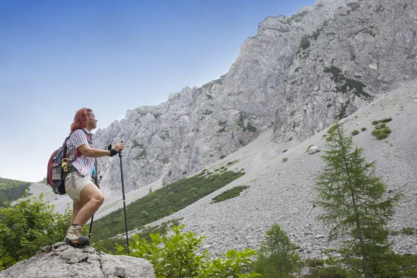 Žena turista na skále s návěstí — Stock fotografie