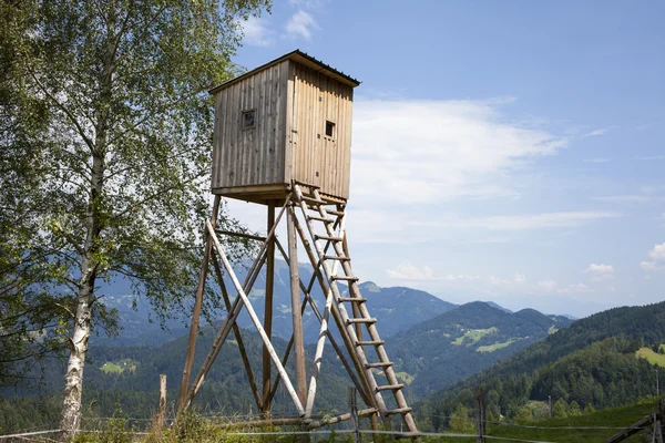 Wooden hunters high tower. Hunters high seat. — Stock Photo, Image