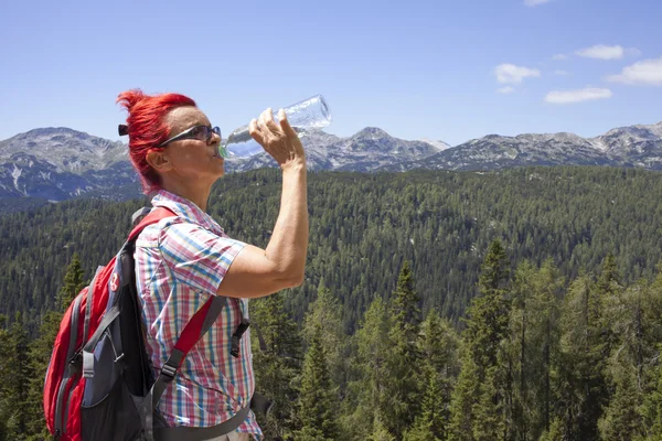 Femeie trekker răcoritoare mare în munți — Fotografie, imagine de stoc