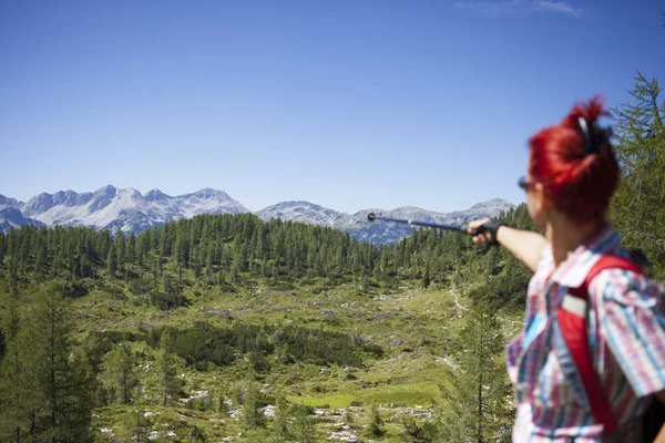 Πεζοπόρος γυναίκα δείχνει την κορυφή του βουνού — Φωτογραφία Αρχείου