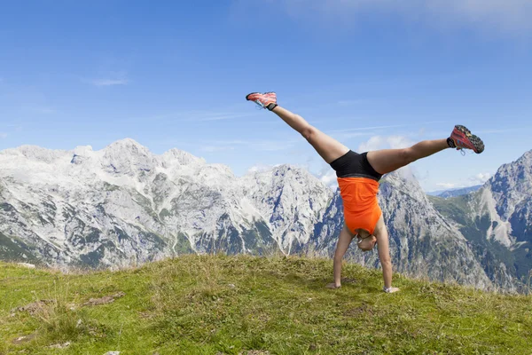 Mooie vrouwen vreugde springen en uitvoeren van cartwheel — Stockfoto