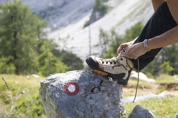 Kvinnliga vandrare knyta stöveln skosnören — Stockfoto