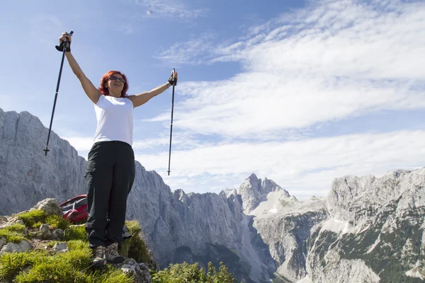 dağ tepe üzerinde mutlu bir kadın