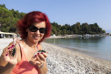 Güzel kadının taze Akdeniz scampi