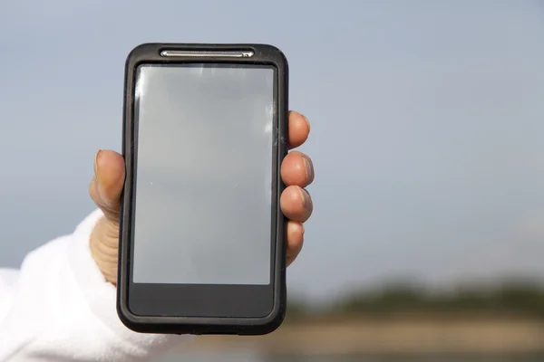 Рука показывает смартфон с пустым экраном — стоковое фото