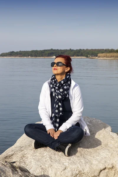 Mujer bonita tomando el sol — Foto de Stock