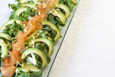 Avokado ve organik sebze ile sağlıklı somon salata closeup