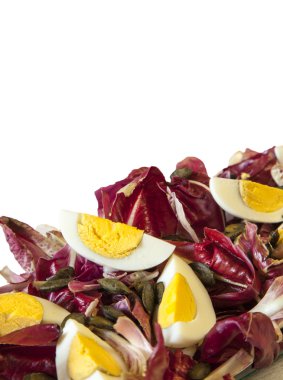 Organik kırmızı hindiba ile haşlanmış yumurta