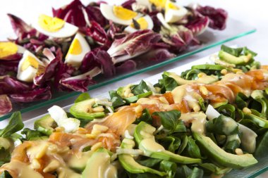 Salata, somon, organik sebze, yumurta