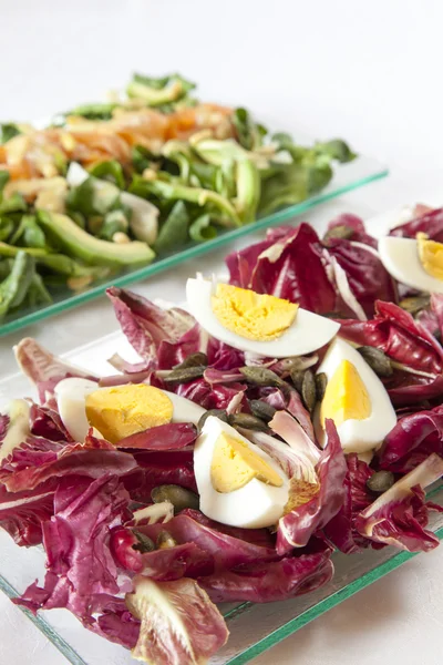 Saladas, salmão, legumes orgânicos, ovos Imagens De Bancos De Imagens Sem Royalties