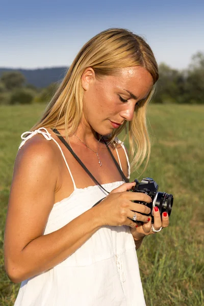 Hübsche blonde Frau mit Vintage-Fotokamera — Stockfoto