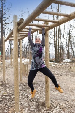 Güzel kız demirlere engel üzerinde eğitim