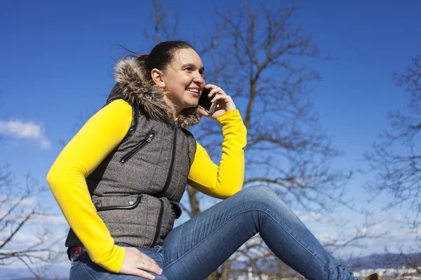 Csinos, fiatal nő segítségével okos telefon — Stock Fotó