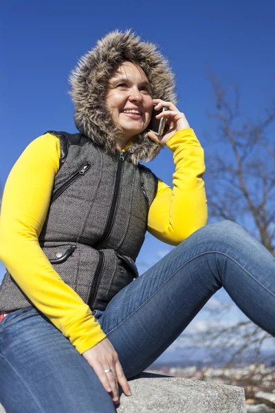 Akıllı telefon kullanan genç ve güzel kadın — Stok fotoğraf