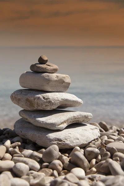 Stack av stenar, Zen begrepp, på sandstranden — Stockfoto
