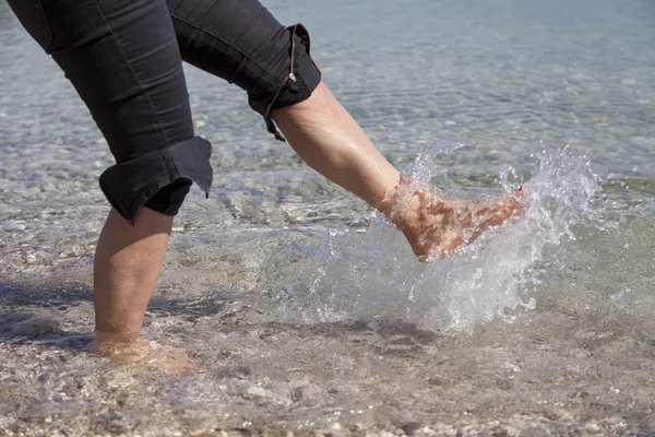 Caminar y chapotear en la playa de arena — Foto de Stock