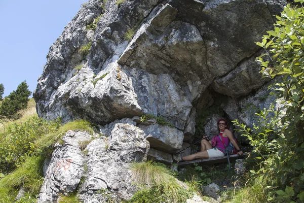 Ganska kvinnliga vandrare vilar i rock shelter — Stockfoto