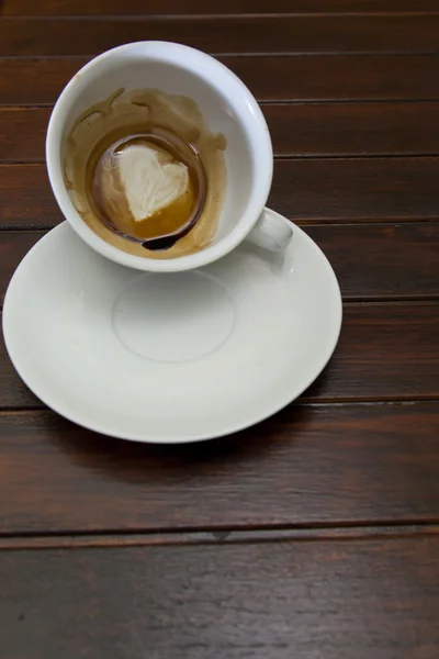 Xícara de café com coração de café Grounds no bar — Fotografia de Stock