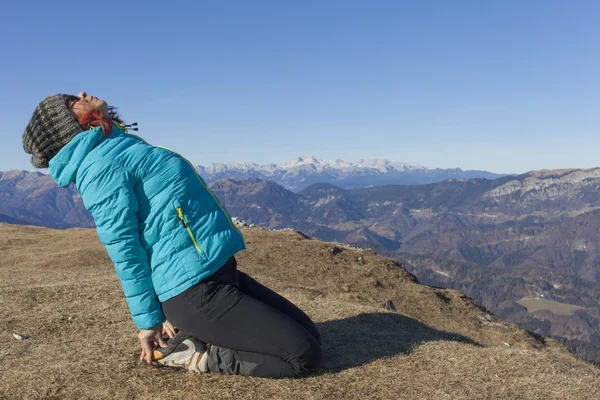 Kobieta trekker relaks w górach — Zdjęcie stockowe