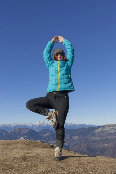 Trekker donna rilassante in montagna — Foto Stock