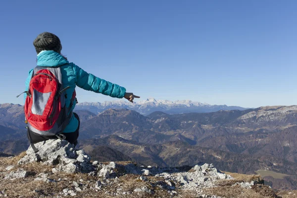 Trekker wskazując na górę Triglav — Zdjęcie stockowe