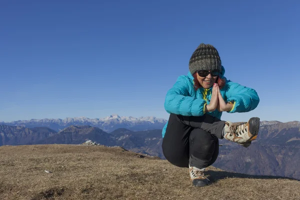 Trekker femme relaxant dans les montagnes — Photo