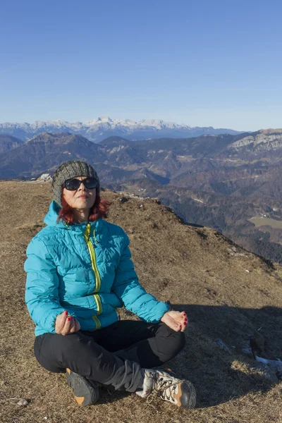 Woman trekker relaxing in mountains — Stock Photo, Image