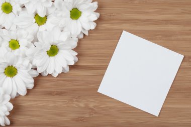 Not Defteri ile beyaz çiçekler