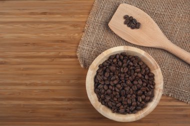 ahşap zemin üzerinde kase kahve çekirdekleri