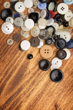 eski ahşap masa üzerinde vintage düğme kümesi