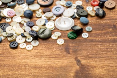 eski ahşap masa üzerinde vintage düğme kümesi