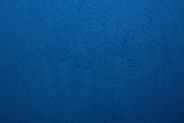 青い水が背景に落ちる — ストック写真