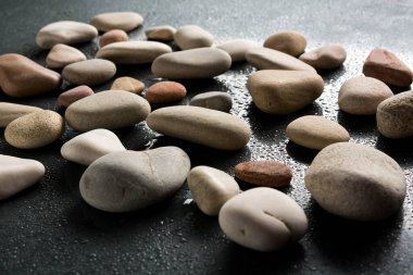 Su damlalı renkli deniz çakıl taşları