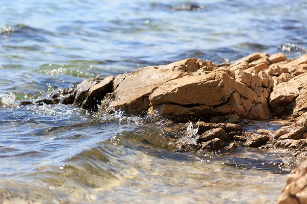 Pietra in mare — Foto Stock