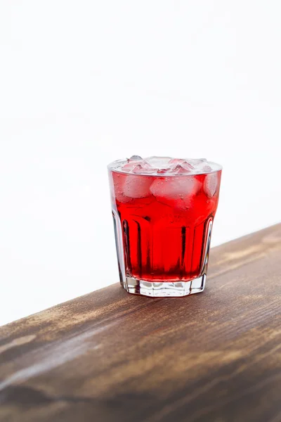 Bebida roja con hielo —  Fotos de Stock