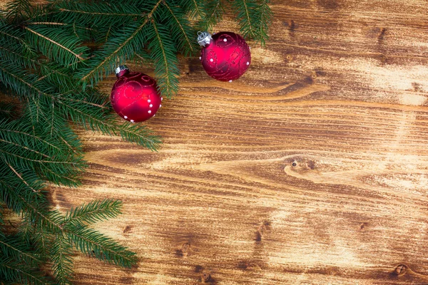 Árbol de abeto de Navidad con bola de Navidad roja en jabalí rústico de madera —  Fotos de Stock