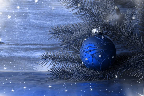 Bola de Natal no fundo de madeira — Fotografia de Stock