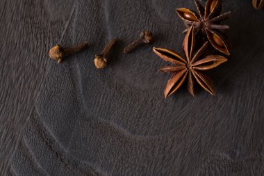tarçın ve anason ahşap zemin üzerinde