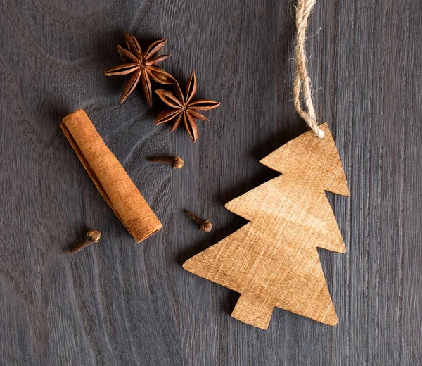 Weihnachtsbaum aus Holz auf hölzernem Hintergrund und Anis — Stockfoto