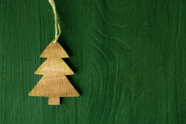 Árvore de Natal de madeira em fundo de madeira — Fotografia de Stock